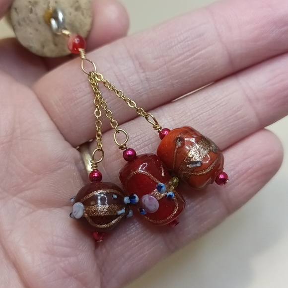 Wine Cork Keychain With Wedding Cake Glass Beads Hanging From Gold Tone Metal - Picture 5 of 7